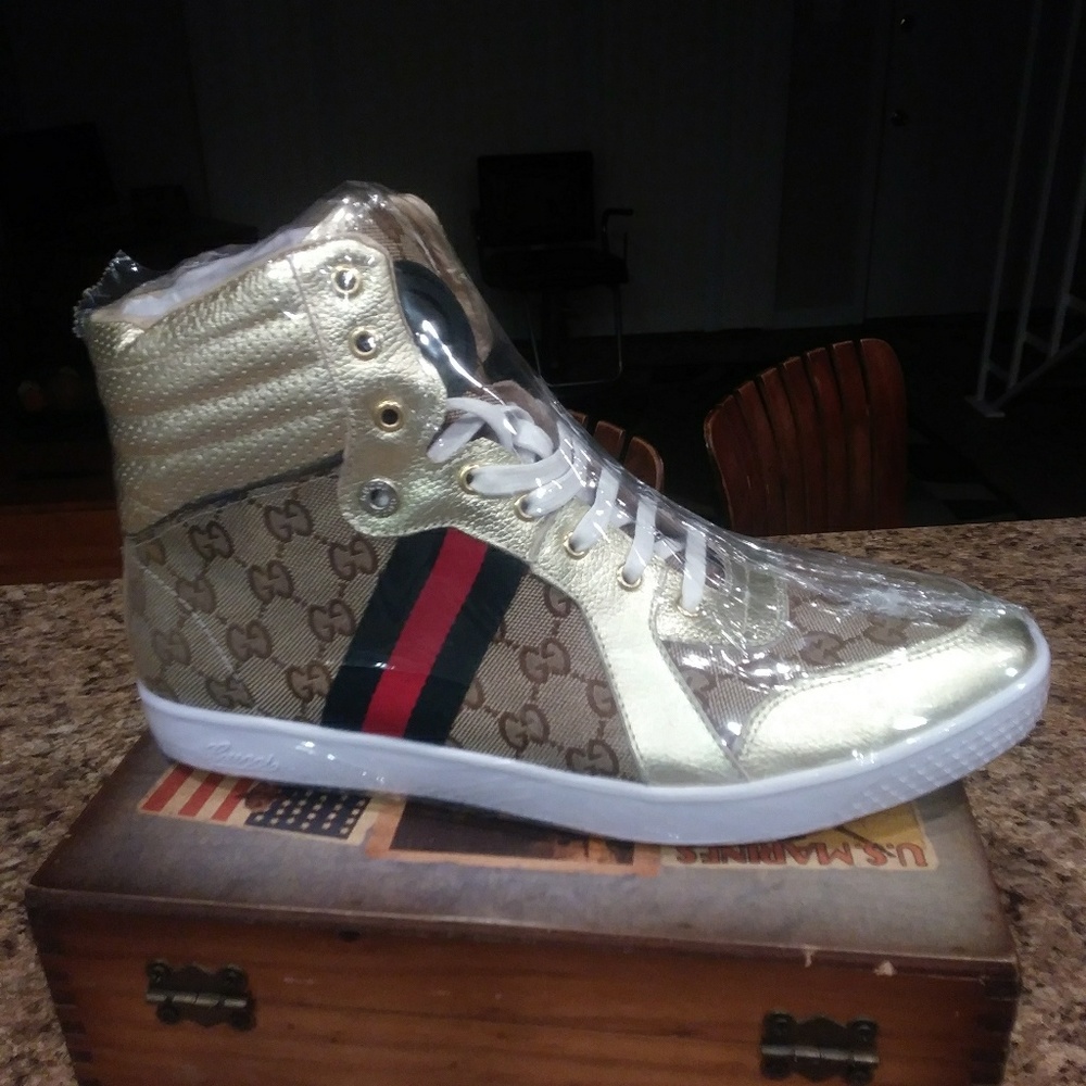 All different kinds of of tennis shoes - Picture 6 of 8